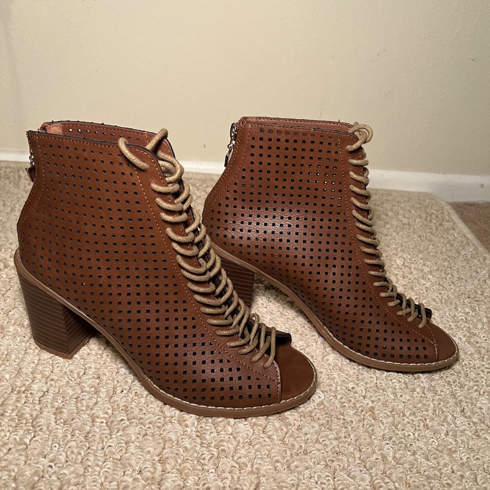 GUESS Tan Lace-Up Peep-Toe Booties – Size 7 - Picture 2 of 4